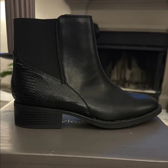 Style & Co
Women's Edwinaa Gore Booties BRAND NEW IN BOX‼️ Size 8M Color Black - Picture 7 of 16